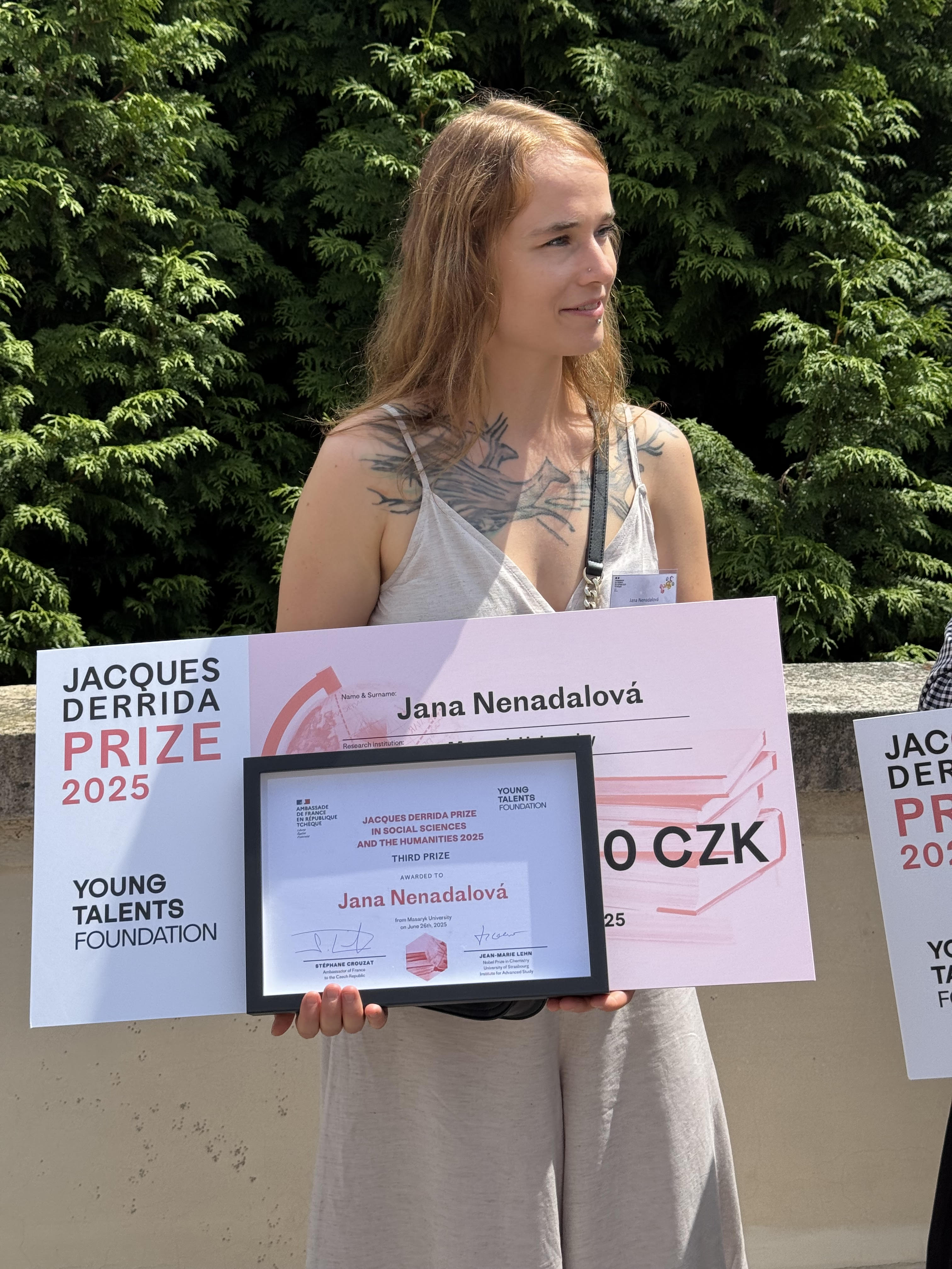 Jana receiving Derrida prize